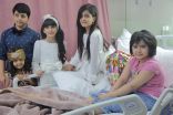 عضوات نسائي أصدقاء المرضى يُعايدين المنومين بمستشفى الملك سعود بعنيزة .