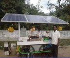 هندي يستخدم الطاقة الشمسية للتبريد على عربته