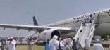 شاهد.. لحظة إجلاء الركاب من الطائرة السعودية بعد انبعاث دخان أثناء هبوطها في مطار دولي في باكستان