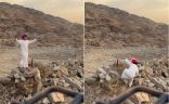 شاهد: لحظة سقوط شاب من منحدر صخري أثناء تصوير إعلان لقطعة أرض