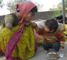طفل يُطعم والدته التي لا تملك يدين