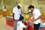 (100) متطوع من الهيئة الملكية وصدارة يقدمون السلة الغذائية لـ (350) أسرة بالجبيل