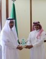 سفير المملكة لدى البحرين يكرم الفنان الدعيس