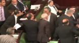 بالفيديو اشتباك بالبرلمان التونسي بسبب قرض جزائري
