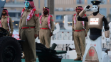 دبي ..رجل الشرطة الآلي يشارك في إطلاق مدفع الإفطار