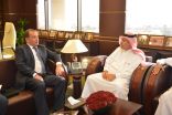 السفير البريطاني يناقش التعاون بين المؤسسات التعليمية وجامعة محمد بن فهد