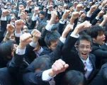 يابانيون يحتفلون بيوم البحث عن العمل