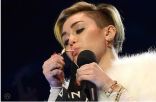 مغنية بوب أمريكية تشعل سيجاراة حشيش أثناء تكريمها في مهرجان عالمي