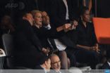 صورة توضح مدى إنزعاج زوجة اوباما من تصرفات زوجها أثناء تأبين الرئيس الراحل نيسلون مانديلا