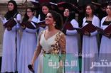 زين عوض تتألق في حفل افتتاح مهرجان جرش بفستان روماني إغريقي بأوراق ذهبية