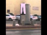 مواطن يعلق “سرواله” على “ساهر”  في الرياض لمنعه من تصوير السيارات
