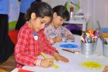كثر من 2800 طفل يرسمون لإثراء المعرفة  كفيف يرسم في معرض ” لنجعلها خضراء” بألوان بصيرته بالأحساء