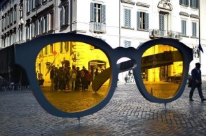 نظارة عملاقة في ساحة بياتسا فارنيزي وسط روما في اطار حملة اعلانية