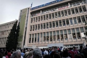 الحكومة اليونانية تغلق شبكة التلفزيون الحكومية اي ار تي